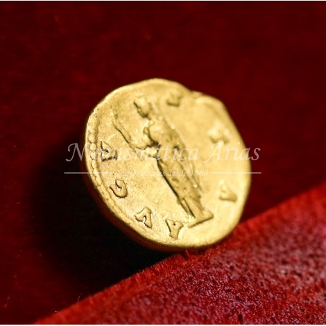 Diva Faustina. Aúreo (147-161 d.C.) Roma. Calicó 1758. EBC-