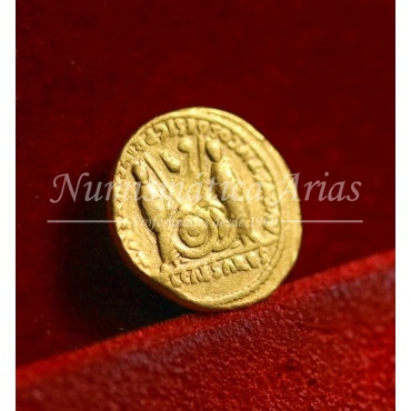 Augusto. Aúreo (2 a.C. - 4 d.C.) Lugdunum (Lyon). Calicó 176a. MBC