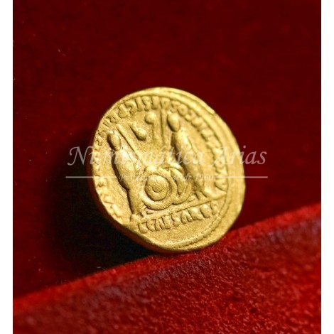 Augusto. Aúreo (2 a.C. - 4 d.C.) Lugdunum (Lyon). Calicó 176a. MBC