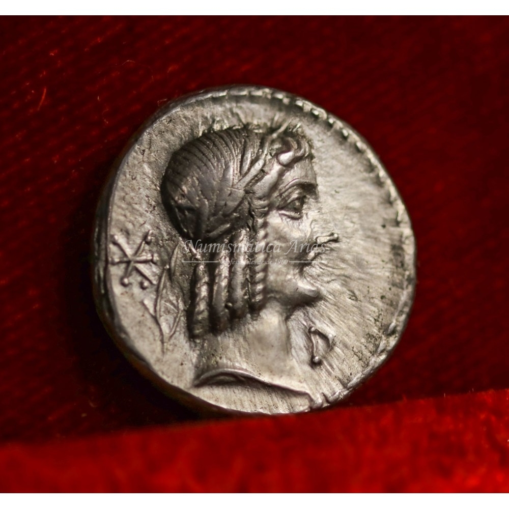 República romana. Calpurnius Piso Frugi. Denario (90 a.C.). Crawford 340/1. EBC+.