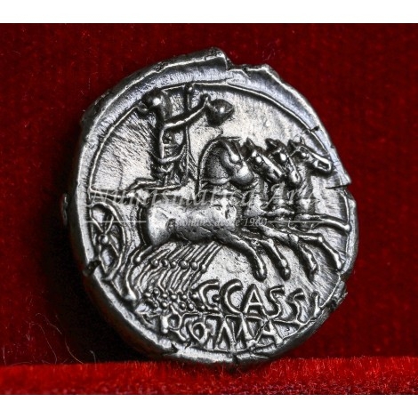 República romana. L. Cassius Longinus. Denario (126 a.C.). Crawford 266/1. EBC+.